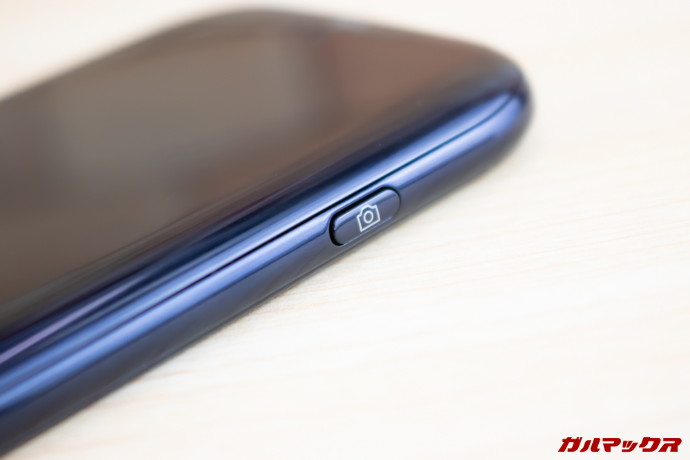 らくらくスマートフォン me F-01Lはカメラボタンが備わってます。