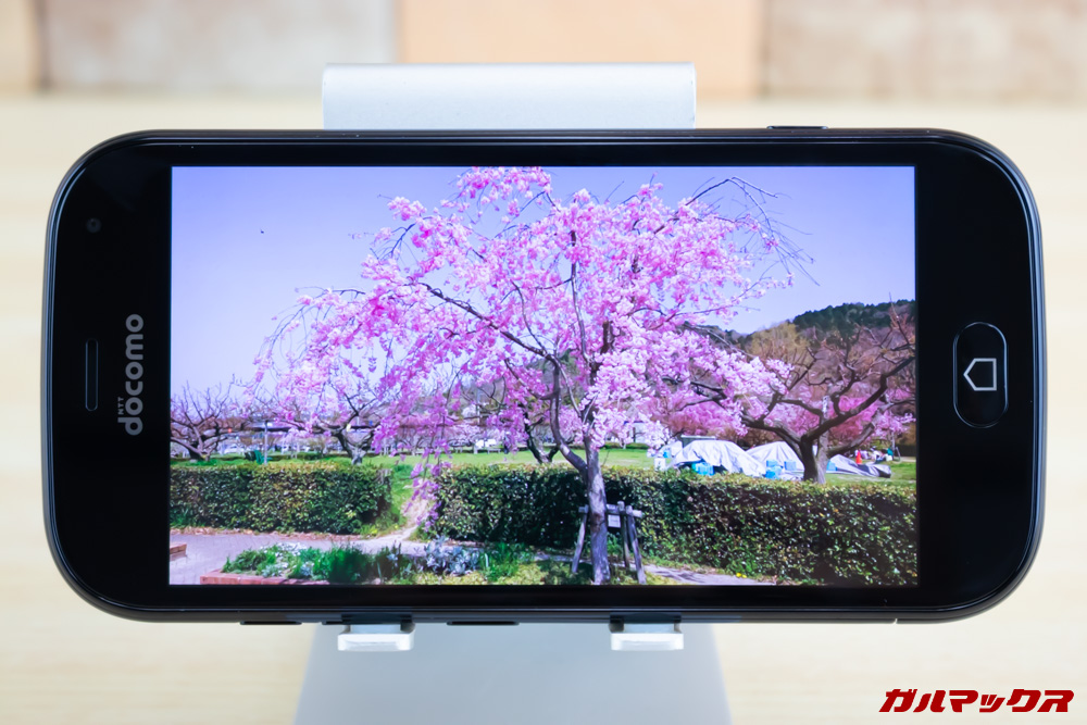 らくらくスマートフォン me F-01Lは有機ELパネルを採用しており色合いが非常に鮮やかです。