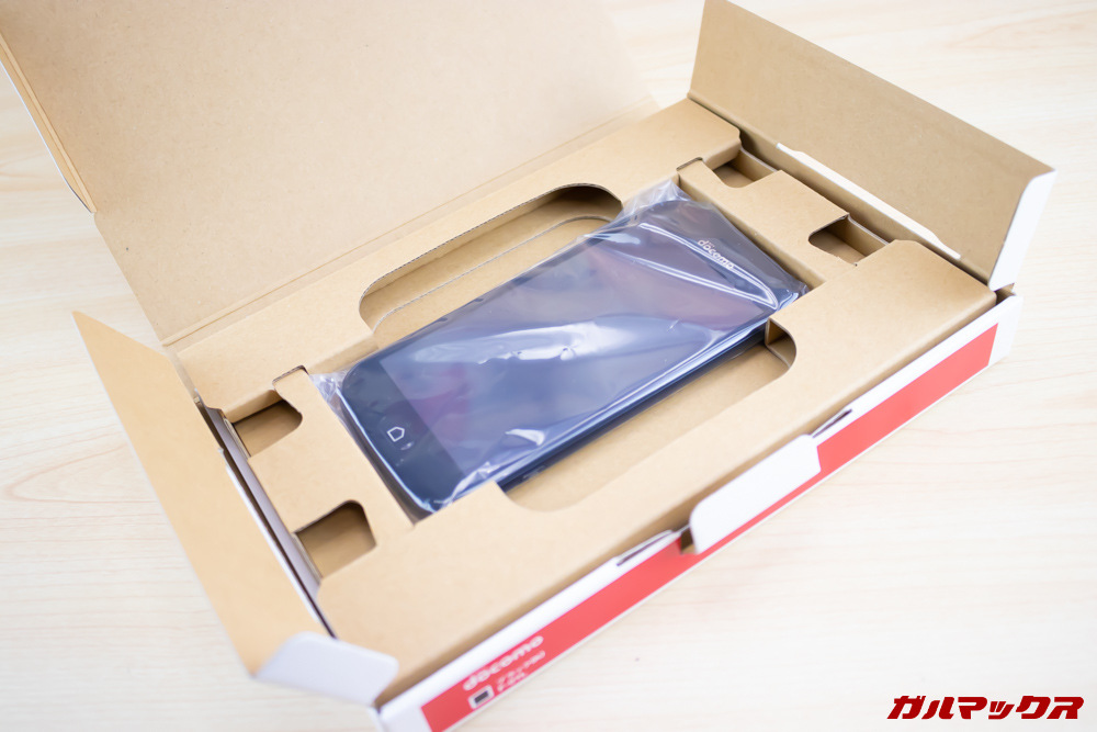 らくらくスマートフォン me F-01Lの梱包箱の蓋を開くと本体が入っています。