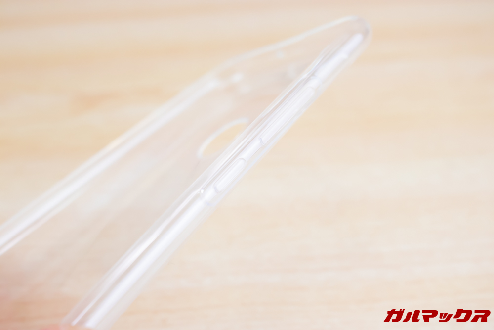 HUAWEI nova lite 3の付属保護ケースはボタンまでしっかりと保護されているタイプです。