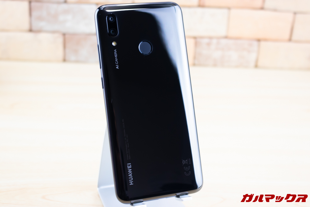 HUAWEI nova lite 3は光沢のある背面パネルを採用しているので指紋の付着が目立ちます。