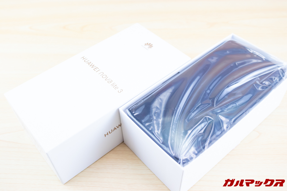 HUAWEI nova lite 3の外箱はお弁当箱タイプなので落とさないように注意しましょう。