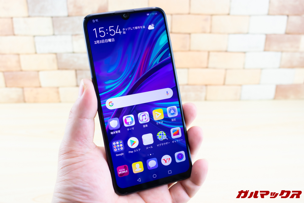 HUAWEI nova lite 3のディスプレイは横幅がスリムなので持ちやすい。