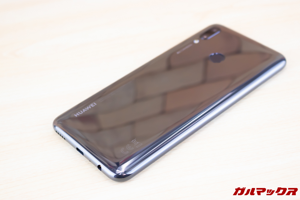 HUAWEI nova lite 3は湾曲した丸みを帯びるような形状なので持った時の角の手当たりが良いです。