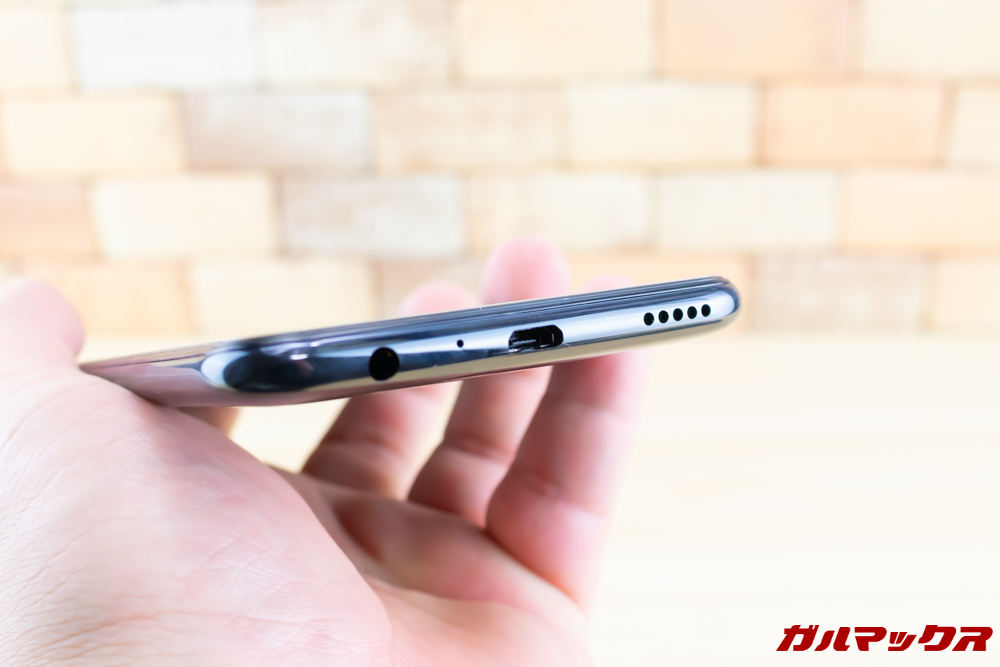 HUAWEI nova lite 3の端子はMicroUSB端子。