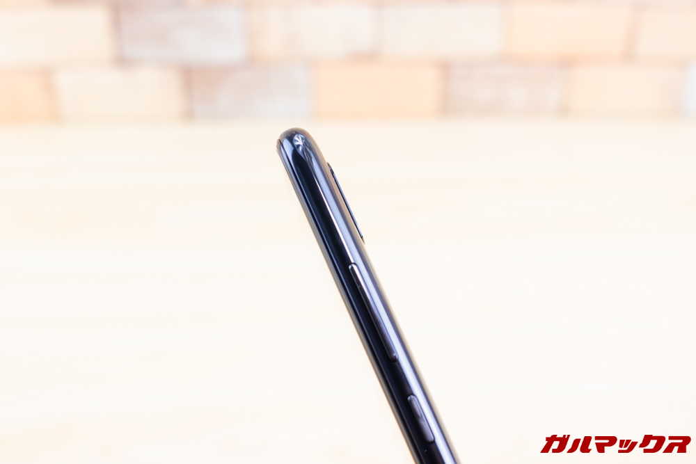 HUAWEI nova lite 3のカメラはそれほど出っ張っていません。