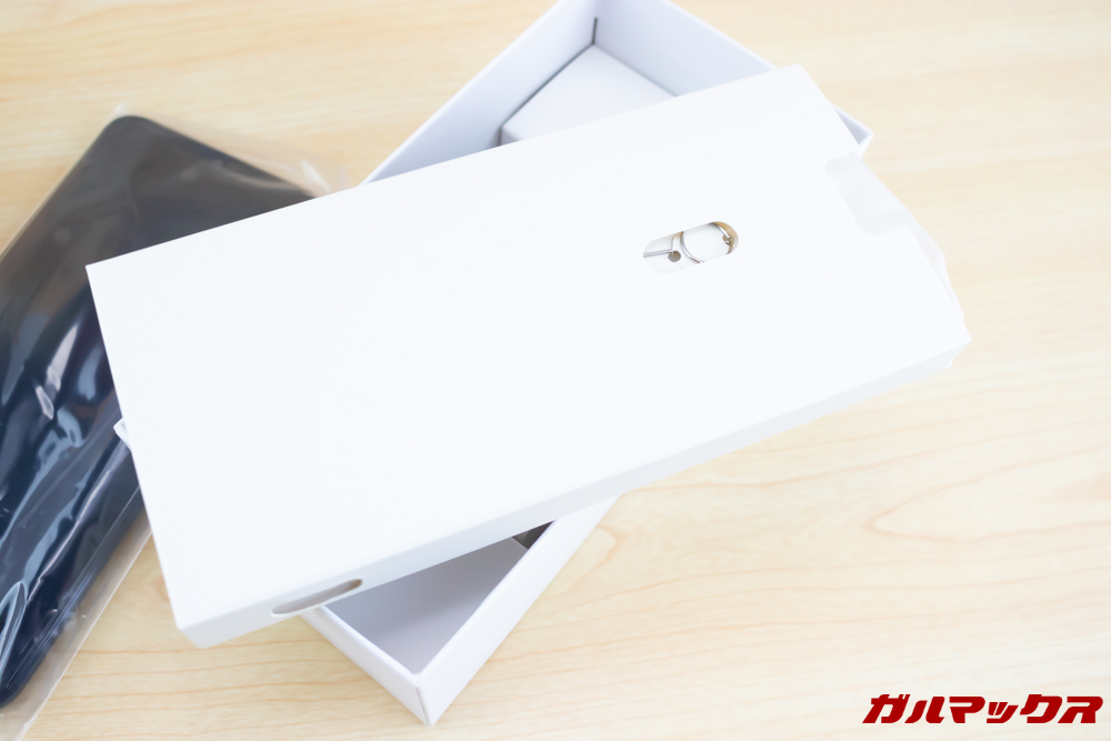 HUAWEI nova lite 3の外箱の中の仕切りはアクセサリーボックスとなっております。