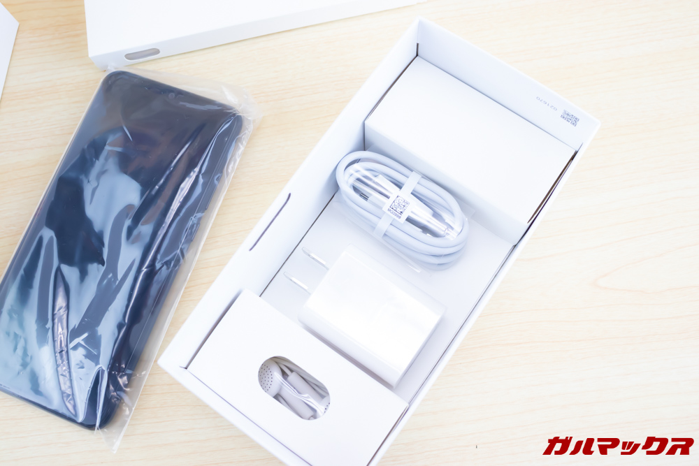 HUAWEI nova lite 3の最下段にはアクセサリーが詰め込まれています。