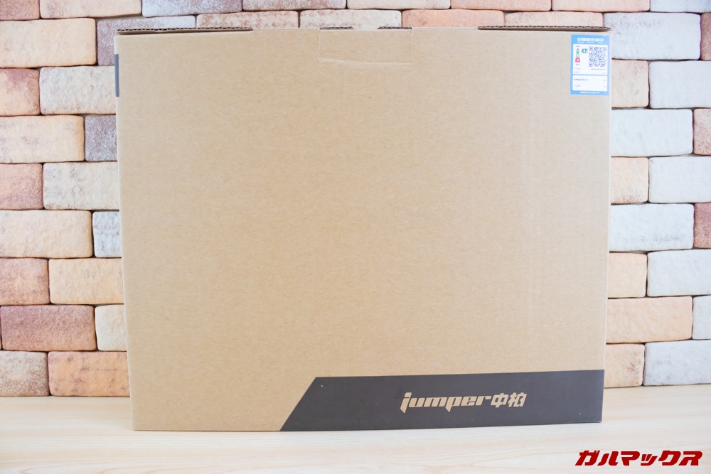 Jumper EZbook 3 Proは茶色いダンボール箱に入って届きました。