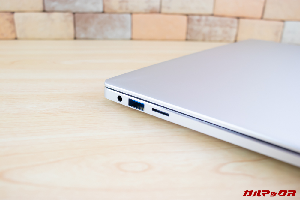 Jumper EZbook 3 Proの左側面にはMicroSDスロット、USB、イヤホン端子などが搭載