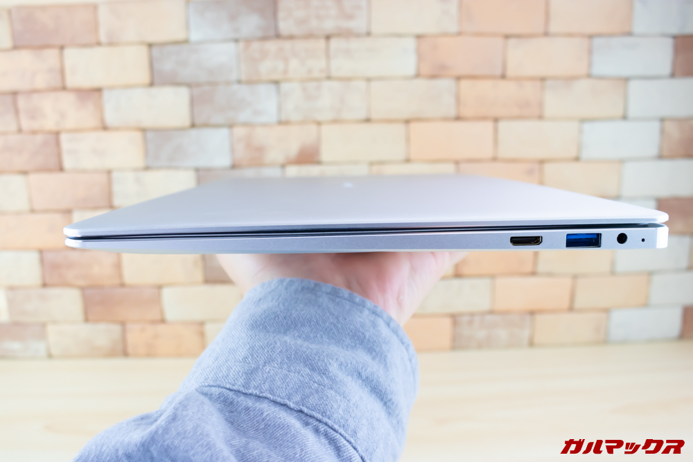 Jumper EZbook 3 Proは非常に薄い。