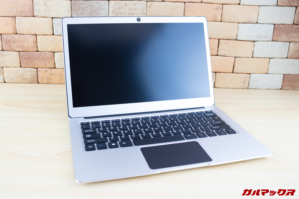 Jumper EZbook 3 Proのディスプレイは13.3型で非光沢です。