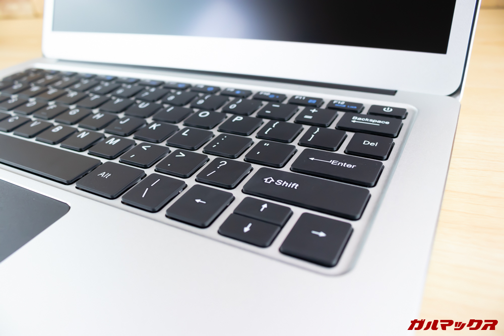 Jumper EZbook 3 Proのキーボードはシャコシャコした打ち心地で心地よい打鍵感です。