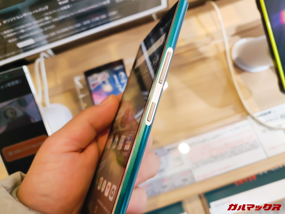 URBANO V04はボタン周りのヘアライン加工が美しい。