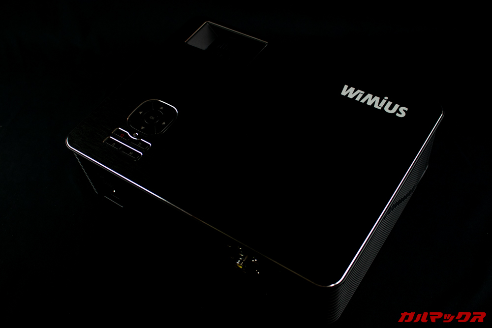 WiMiUS P18はダイヤモンドカットが施されていたり高級チックな加工が随所に施されています。