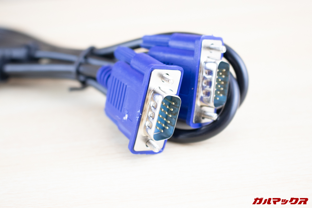 WiMiUS P18は昔のパソコンによく搭載されていたVGAケーブルも付属しています。