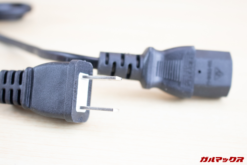 WiMiUS P18に付属する電源コードは日本のコンセントに直接挿す事が出来ます。