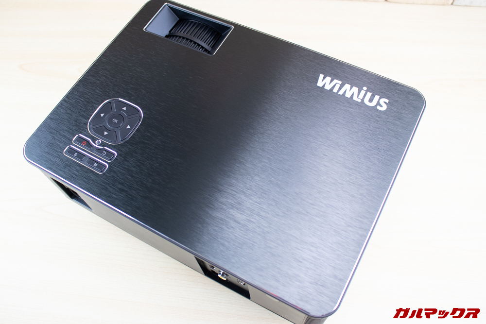 WiMiUS P18の天板は小洒落た加工が施されてます。