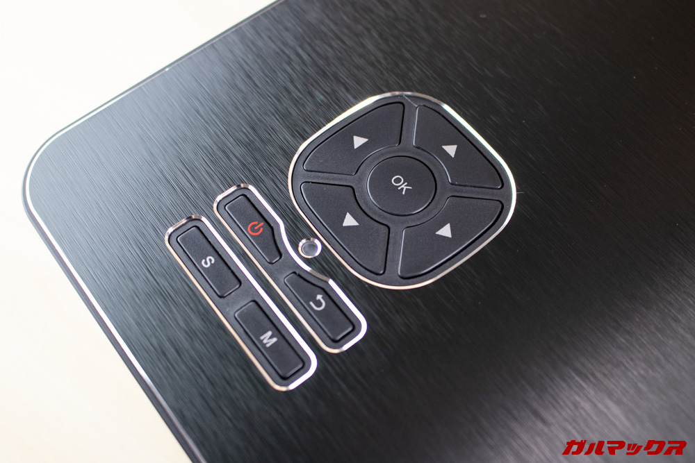 WiMiUS P18は本体上部に操作パネルを搭載しています。