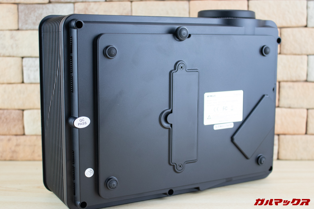 WiMiUS P18の背面には一見天井吊るし用のネジ穴が見当たりません。