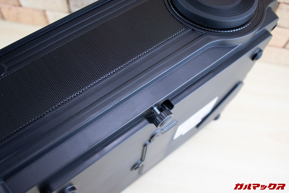 WiMiUS P18の本体下には高さを微調整できるダイヤルが備わっています。