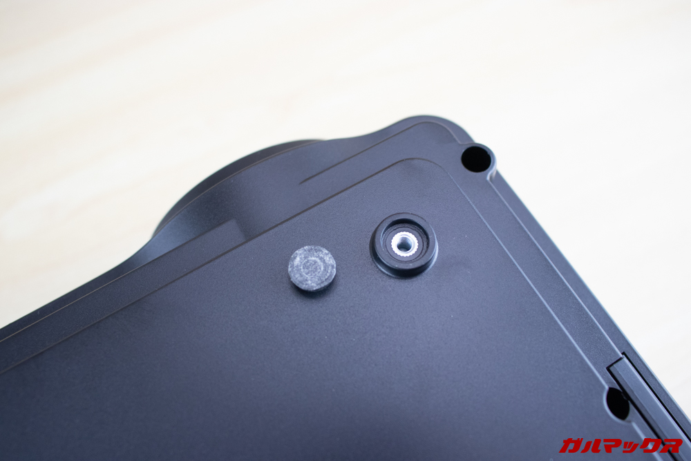 WiMiUS P18の天井吊るし用のネジ穴はゴム足を取り外した下に備わっていました。