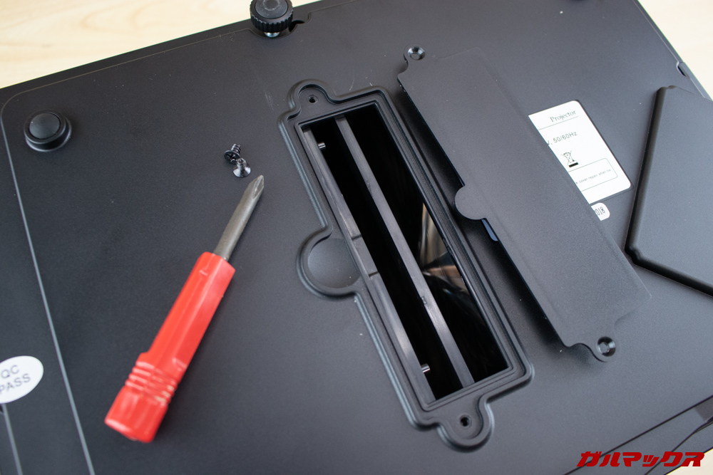 WiMiUS P18の背面にはネジ止め式のカバーが備わっていましたが、なにか良くわかりませんでした。