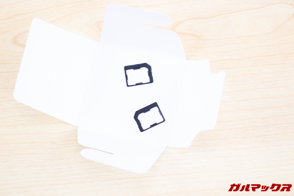 Wiko Tommy3 PlusはNanoSIMをMicroSIMサイズに変換するアタッチメントが2つ付属しています。