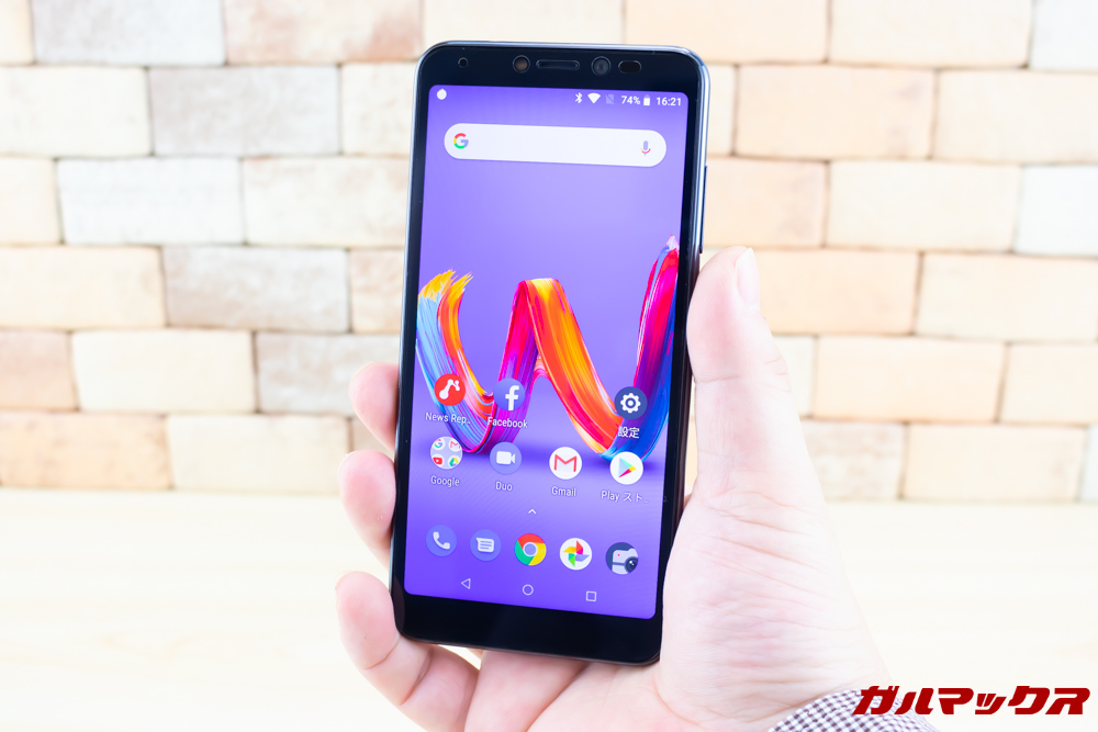 Wiko Tommy3 Plusは縦長ディスプレイなので横幅がスリムで非常に持ちやすいです。