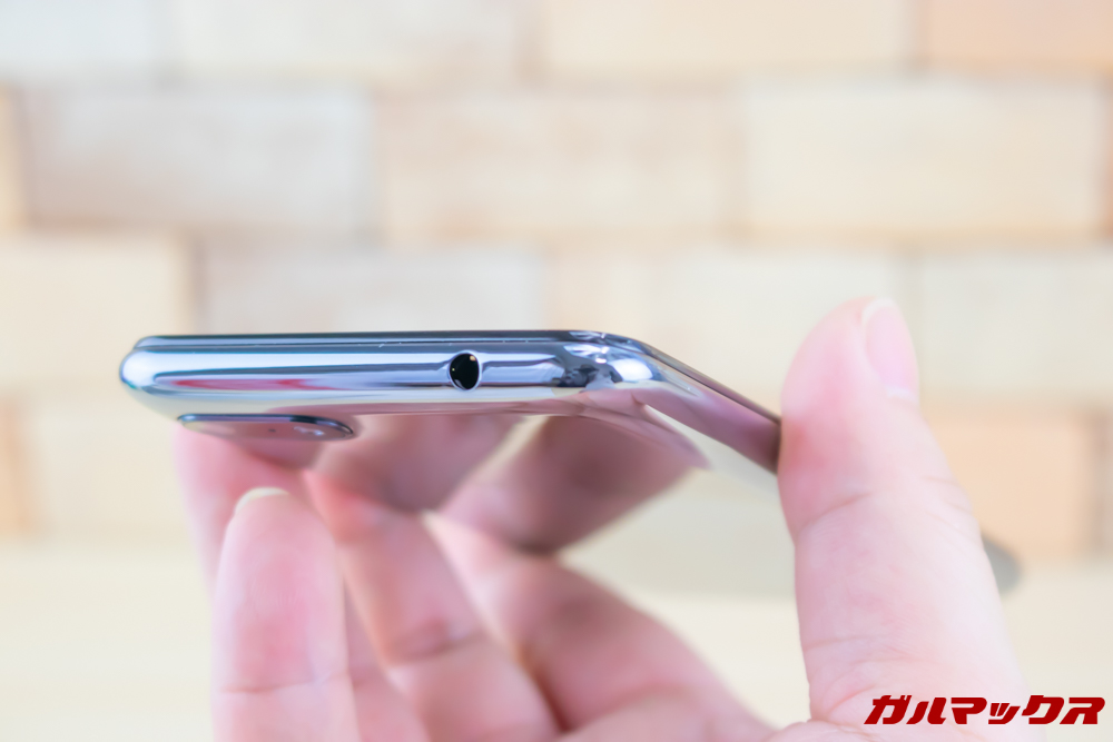 Wiko Tommy3 Plusの本体上部にはイヤホンジャックが備わっています。