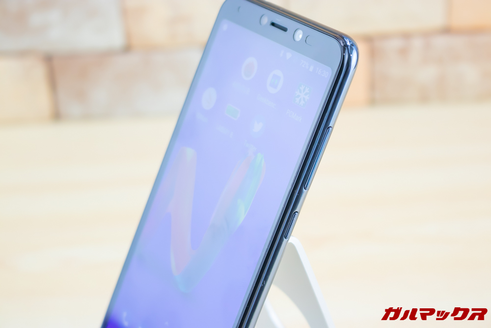 Wiko Tommy3 Plusのボタンはディスプレイの右側面に備わっています。