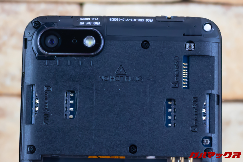 Wiko Tommy3 PlusはMicroSIMが2枚と独立したMicroSDスロットが備わっています。