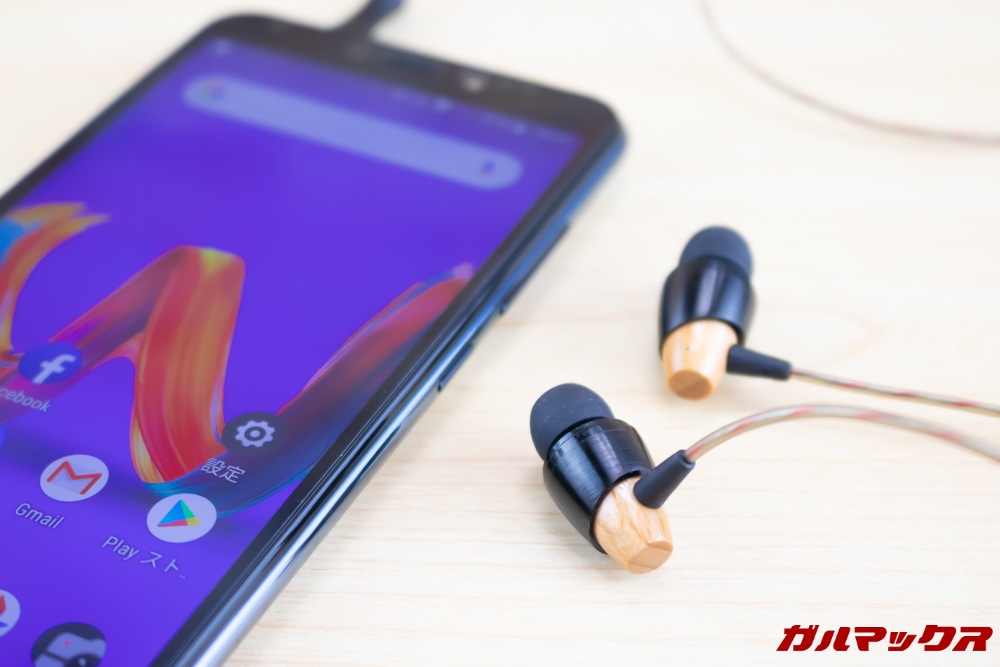 Wiko Tommy3 Plusはイヤホンジャックを搭載しているのでお気に入りの有線イヤホンやヘッドホンを利用できる。