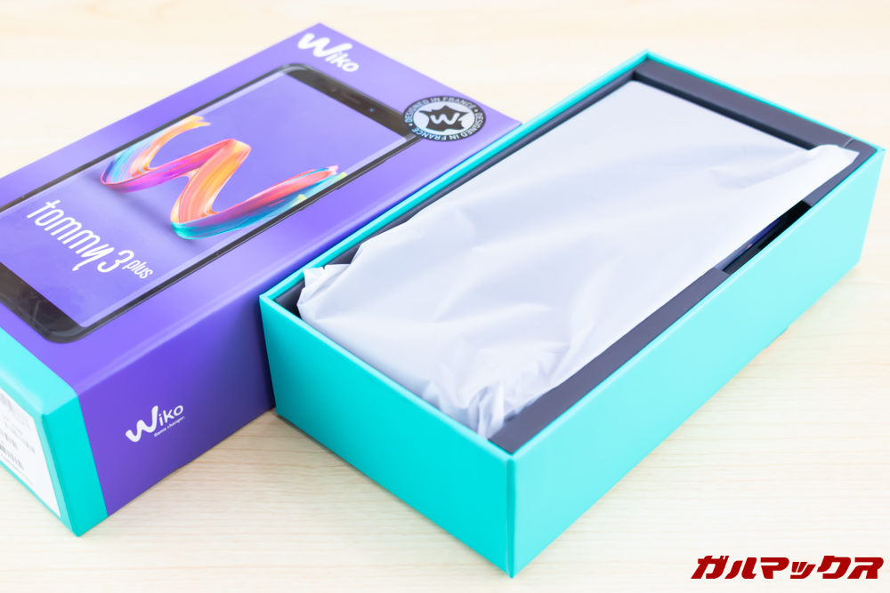 Wiko Tommy3 Plusの外箱はお弁当箱タイプで本体が最上段に入っているので開封時に落とさないように注意。