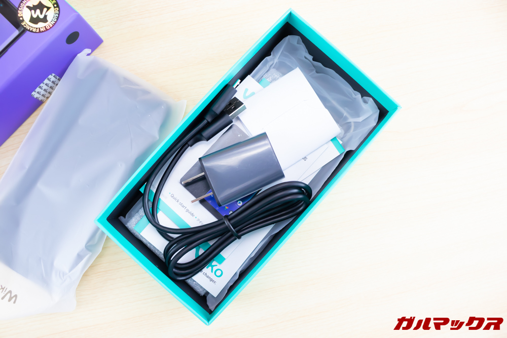 Wiko Tommy3 Plusの外箱下段にはアクセサリーが詰め込まれていました。