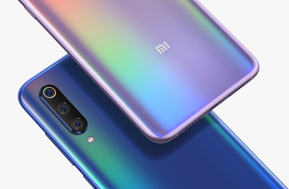 Xiaomi Mi 9は光の当たる角度で美しい色変化を楽しめる背面パネルを採用している。