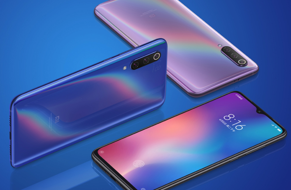 Xiaomi Mi 9は光の当たる角度で美しい色変化を楽しめる背面パネルを採用している。