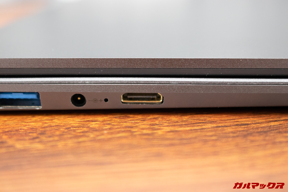 AeroBookはMiniHDMIを搭載しているので外部映像出力も可能です。