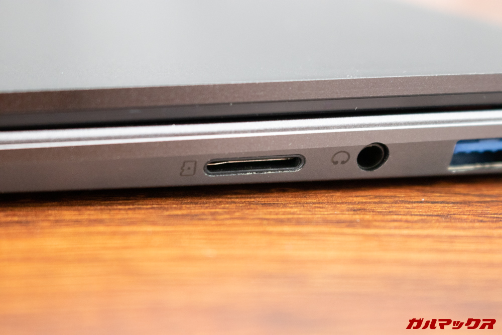 AeroBookはMicroSDスロットを搭載。