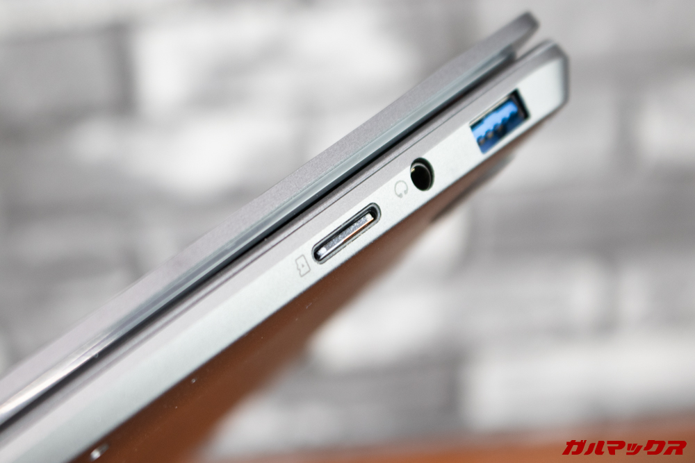 AeroBookのMicroSDは挿した状態で出っ張らないので挿しっぱなしでもOKです。