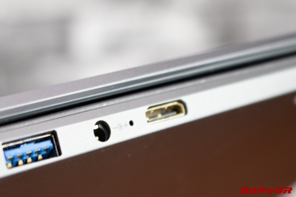 AeroBookは専用の充電ポートを備えています。