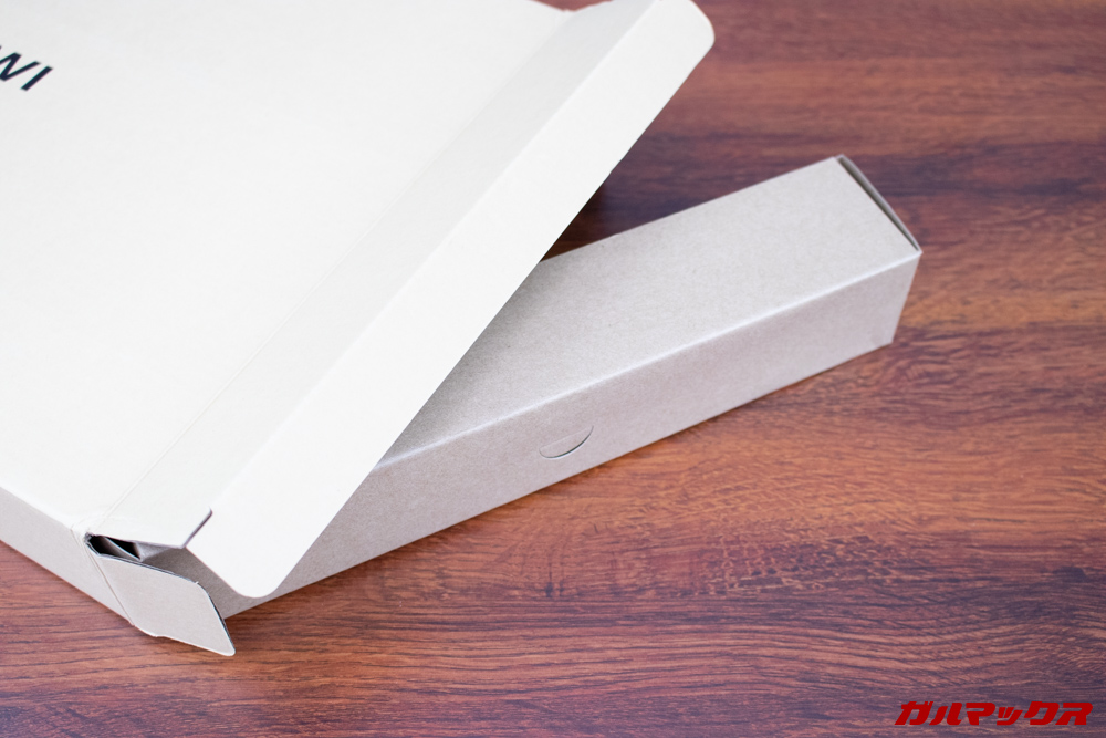 AeroBookの外箱はアクセサリーが別ボックスになってました。