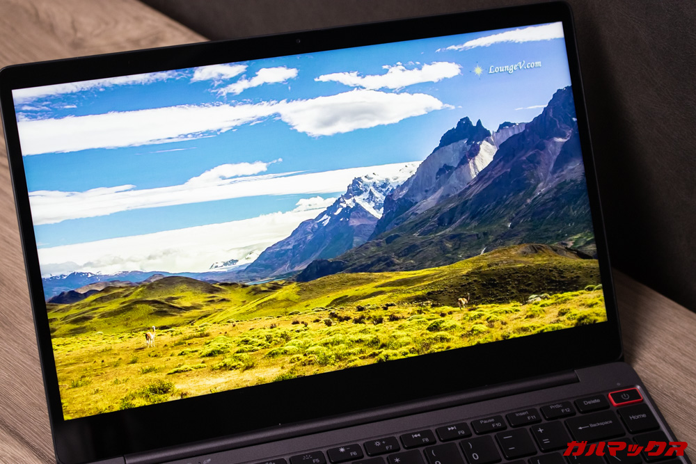 AeroBookのディスプレイはFHD且つ光沢ディスプレイを搭載しているので非常に美しいです。