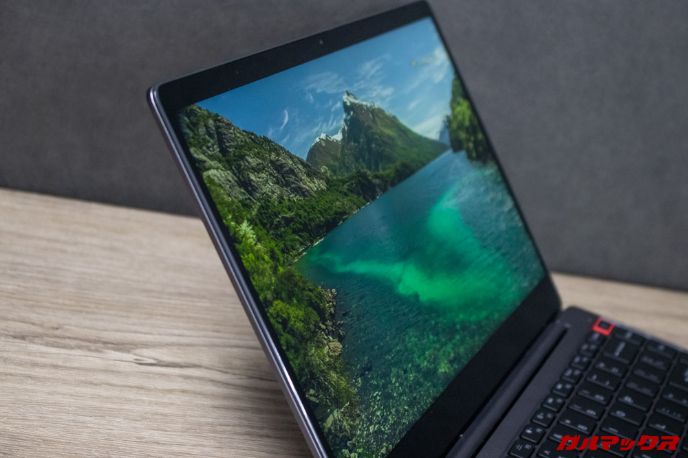 AeroBookのディスプレイは非常に視野角が広いです。