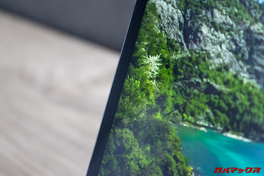 AeroBookのディスプレイは隙間のないラミネート技術を採用しているので非常に光の乱反射が少なく見やすいです。