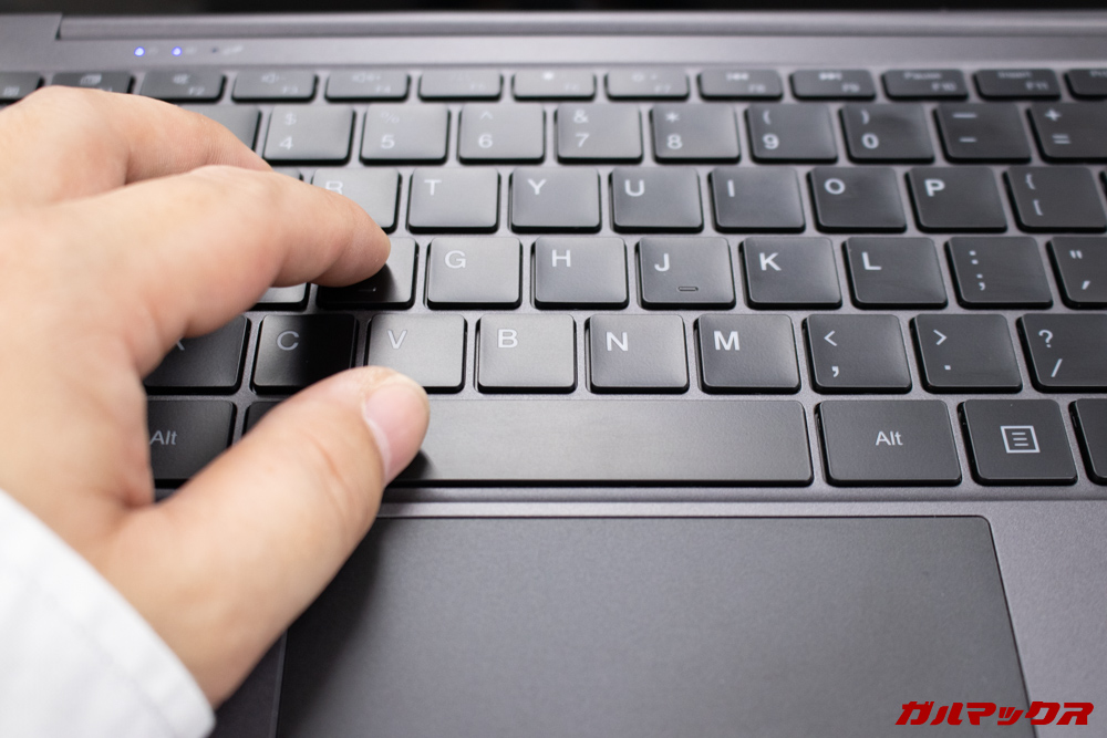 AeroBookはフルサイズキーボードを搭載しているので非常に軽快なタイピングが出来ます。