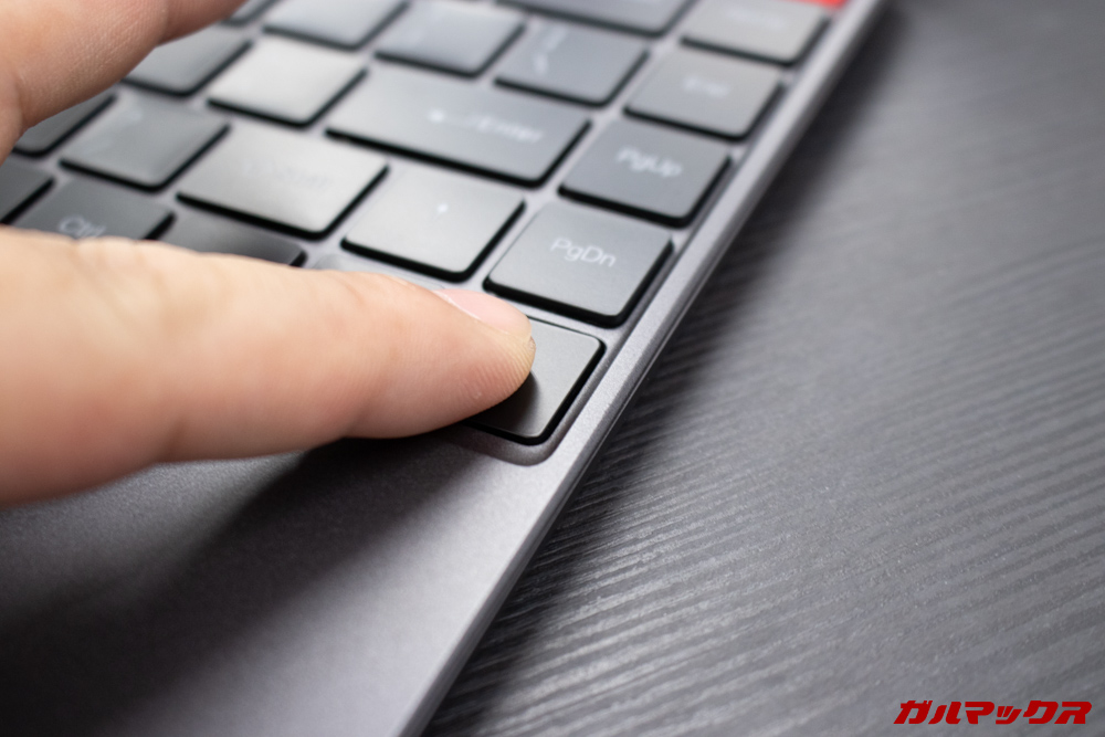 AeroBookのキーストロークはバタフライタイプと比較するとやや深め。