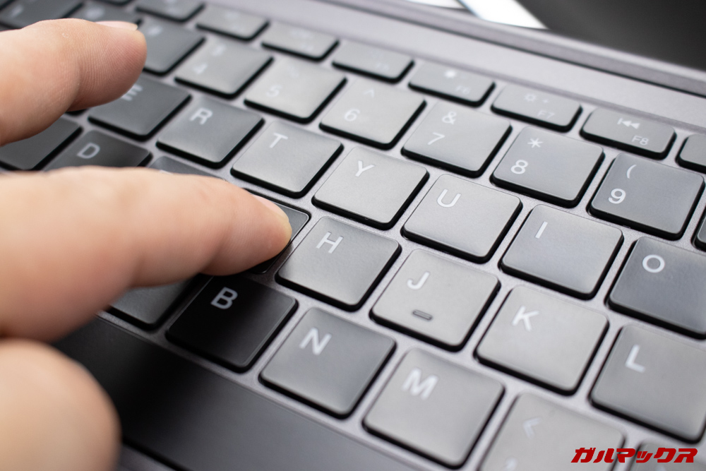 AeroBookのキーは若干たわみますが、静かで打ちやすいです。
