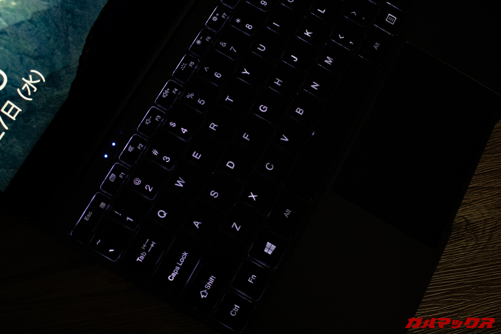 AeroBookはバックライトキーボードを搭載。