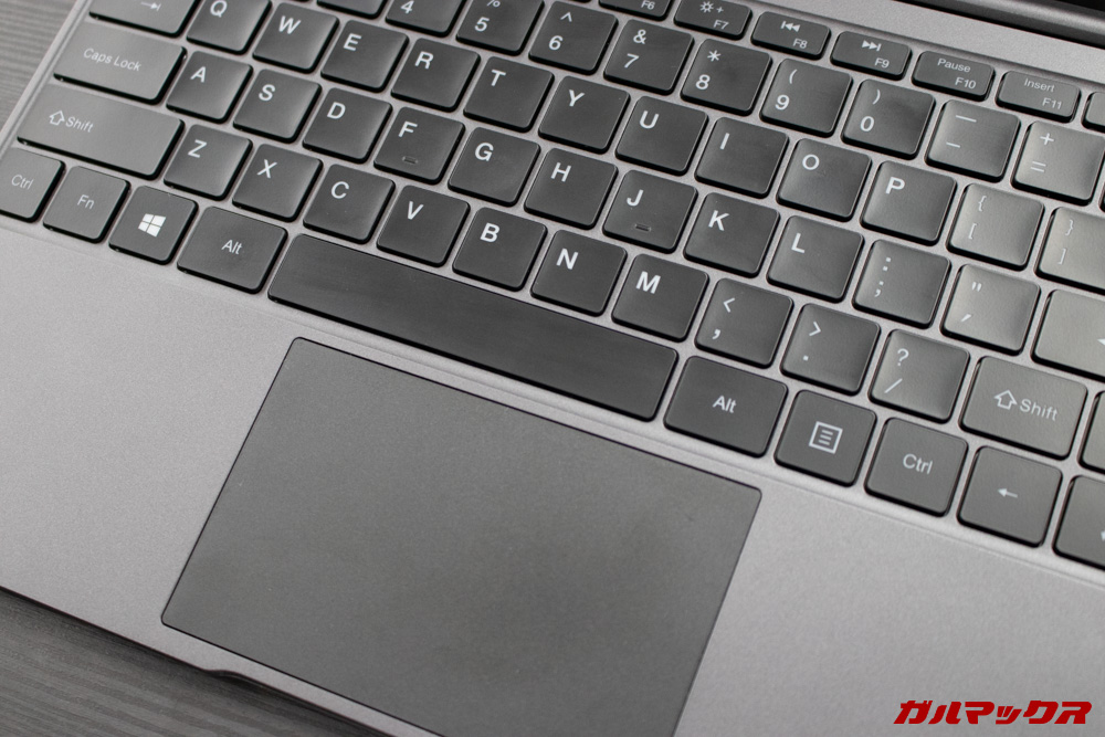 AeroBookのキーボードはブラックにホワイト印字なので昼までの視野性も良いです。